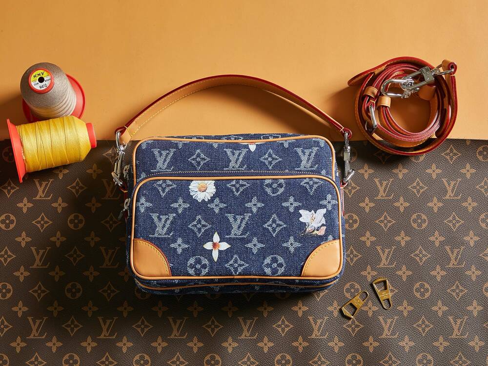 Louis Vuitton Nil Spring Collection Messenger Bag